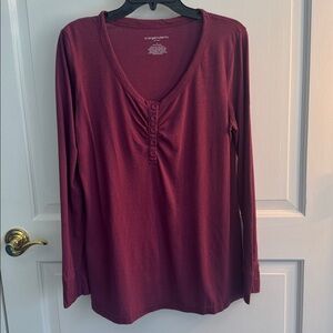 Maternity V-Neck Long Sleeve Tee Shirt Liz Lange Purple. Hits at Hip. Size L‎